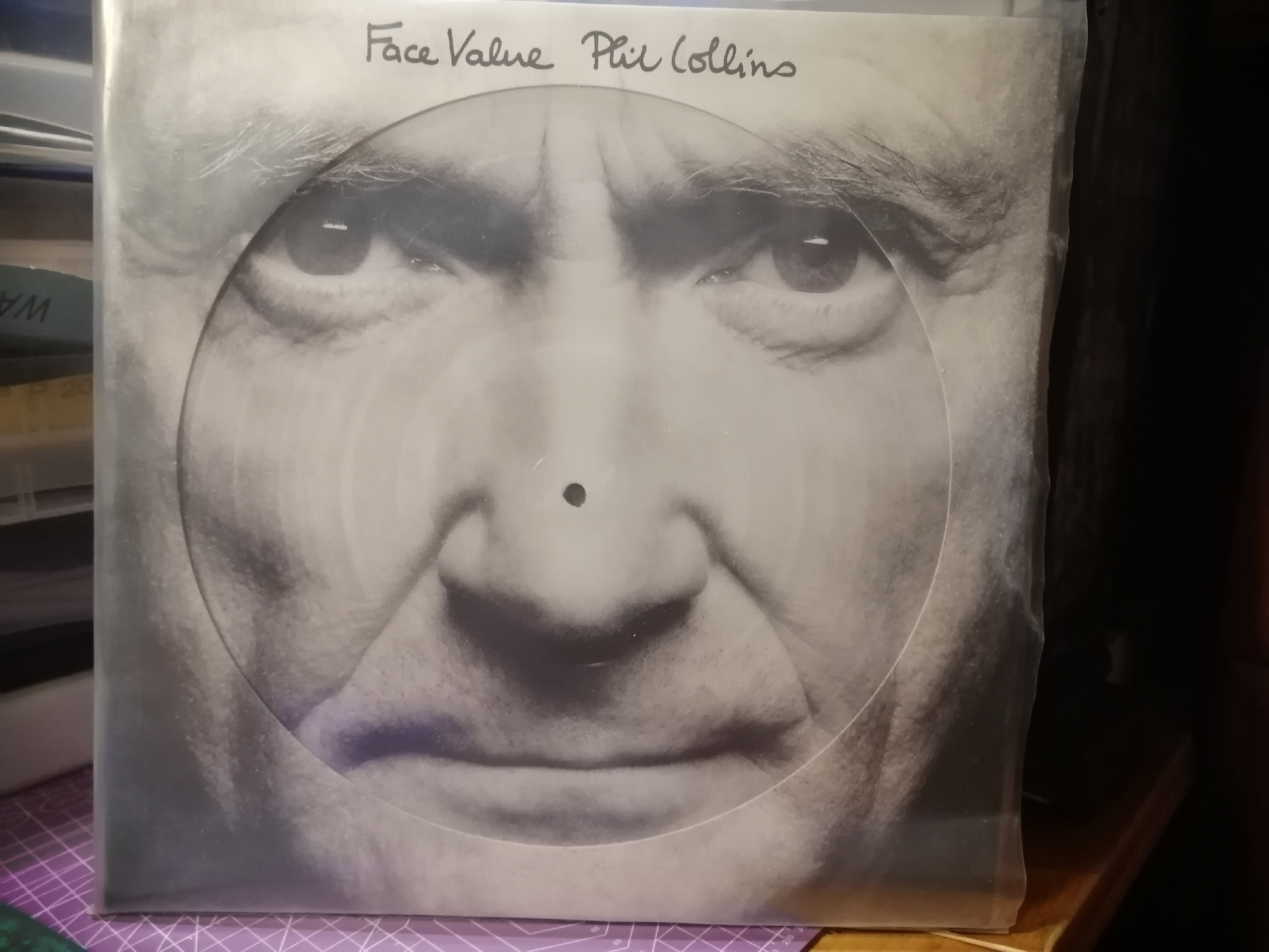 Face Value из коллекции Алексея — это переиздание дебютного студийного альбома Фила Коллинза 1981 года. Ремастер альбома сделан в 2015 году