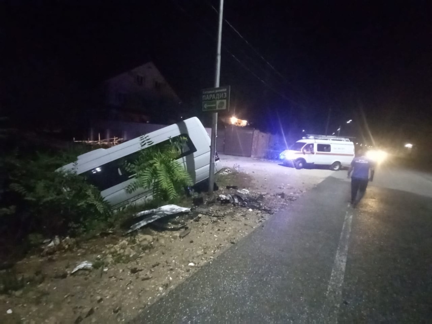 Микроавтобус с российскими туристами попал в аварию в Абхазии, есть пострадавшие