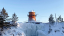 Снежный замок, замерзший водопад и дом с шикарными люстрами: лучшие места для зимних прогулок в окрестностях Новосибирска