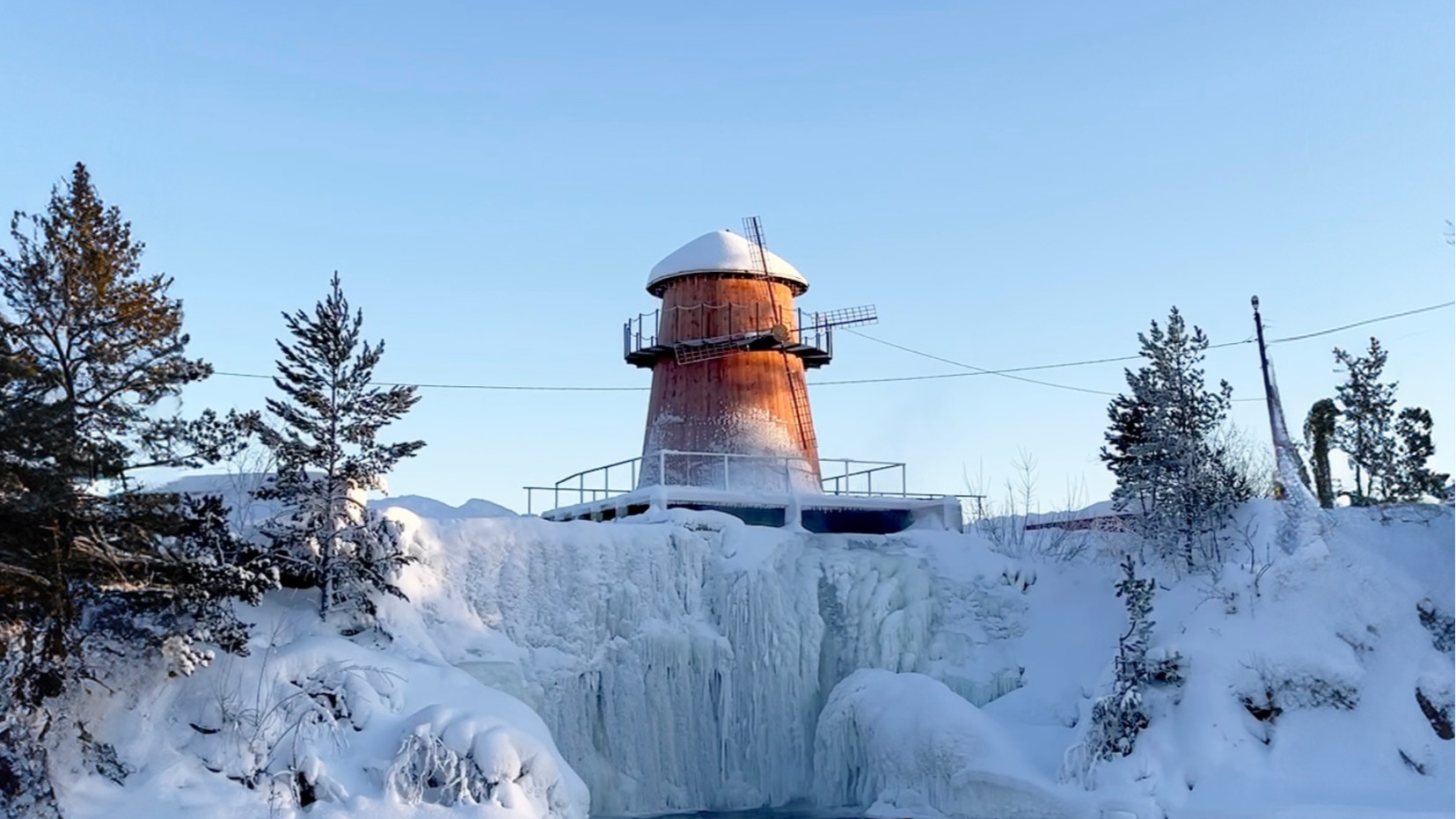 Снежный замок, замерзший водопад и дом с шикарными люстрами: лучшие места для зимних прогулок в окрестностях Новосибирска
