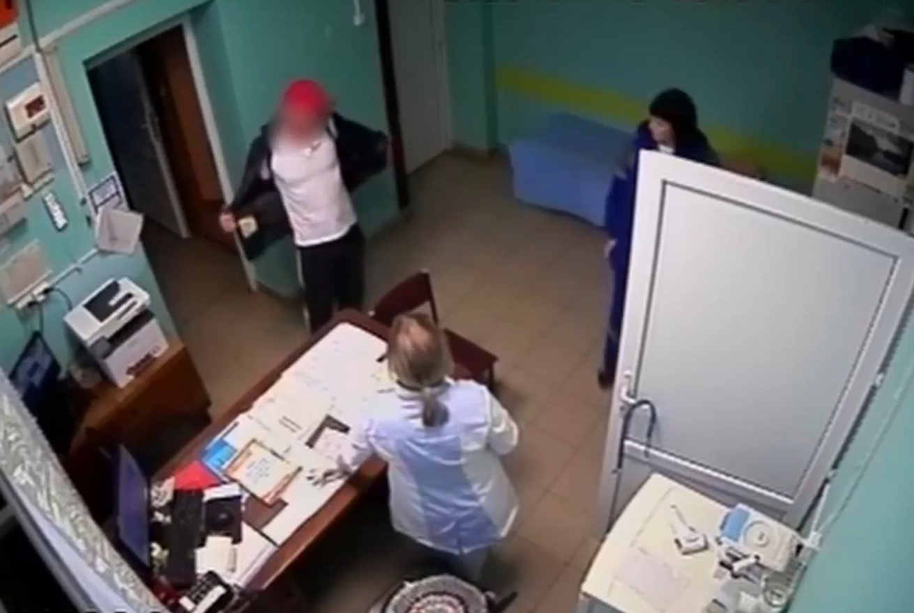 В Нижегородской области мужчина пришёл в больницу и пистолетом угрожал полицейскому. Публикуем видео