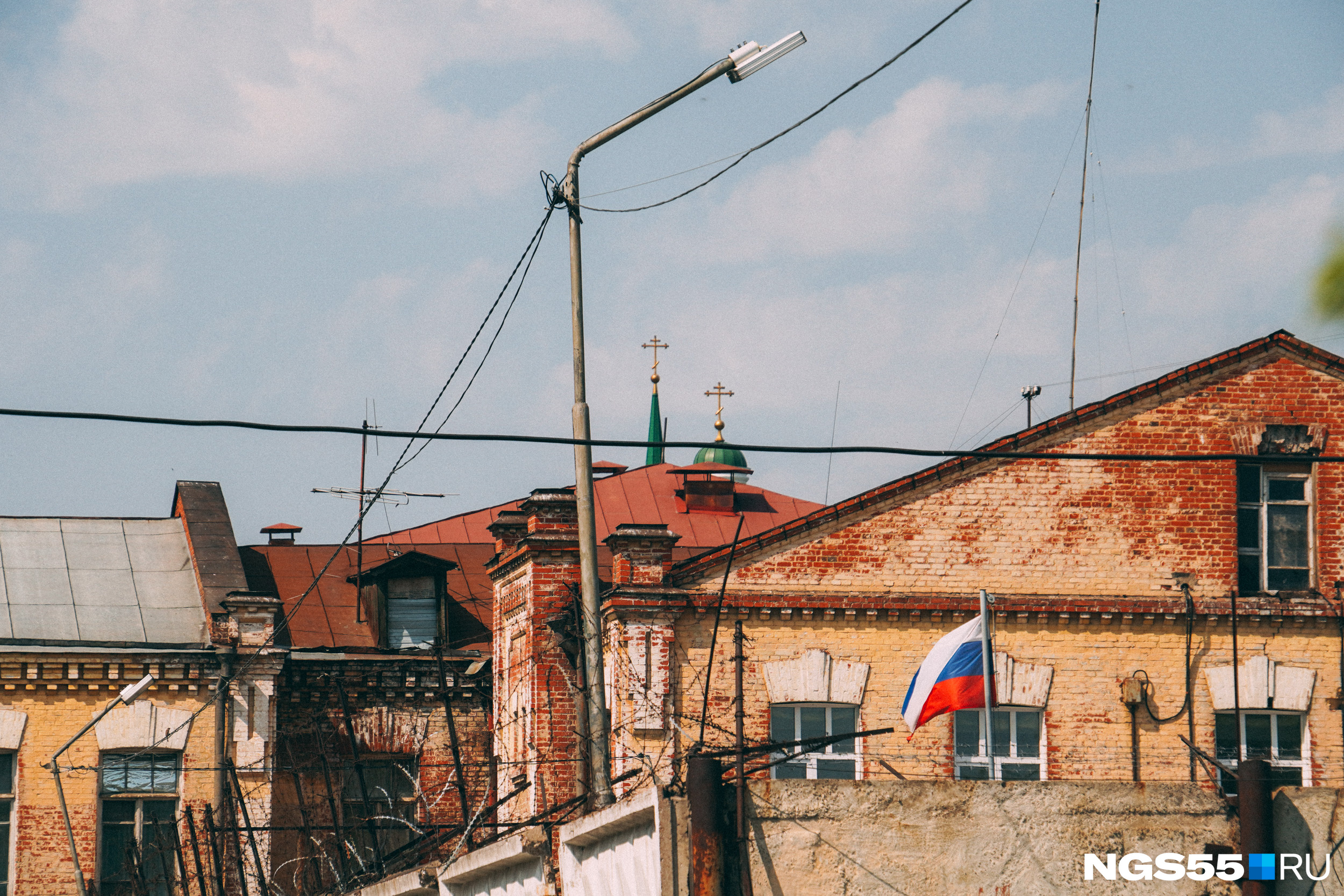 Колючая проволока, флаг и кресты собора — такая она, многослойная изнанка города Колючая проволока, флаг и кресты собора — такая она, многослойная изнанка города