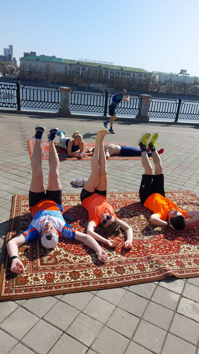 Девушки надели юбки, мужчины сняли майки. Как Екатеринбург встречает первый жаркий день в году