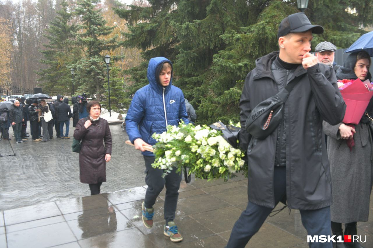 В Москве проходит церемония прощания со спортивным журналистом Василием  Уткиным в ЦКБ при президенте России, причина смерти комментатора, фото в  гробу, где похоронят - 23 марта 2024 - ФОНТАНКА.ру