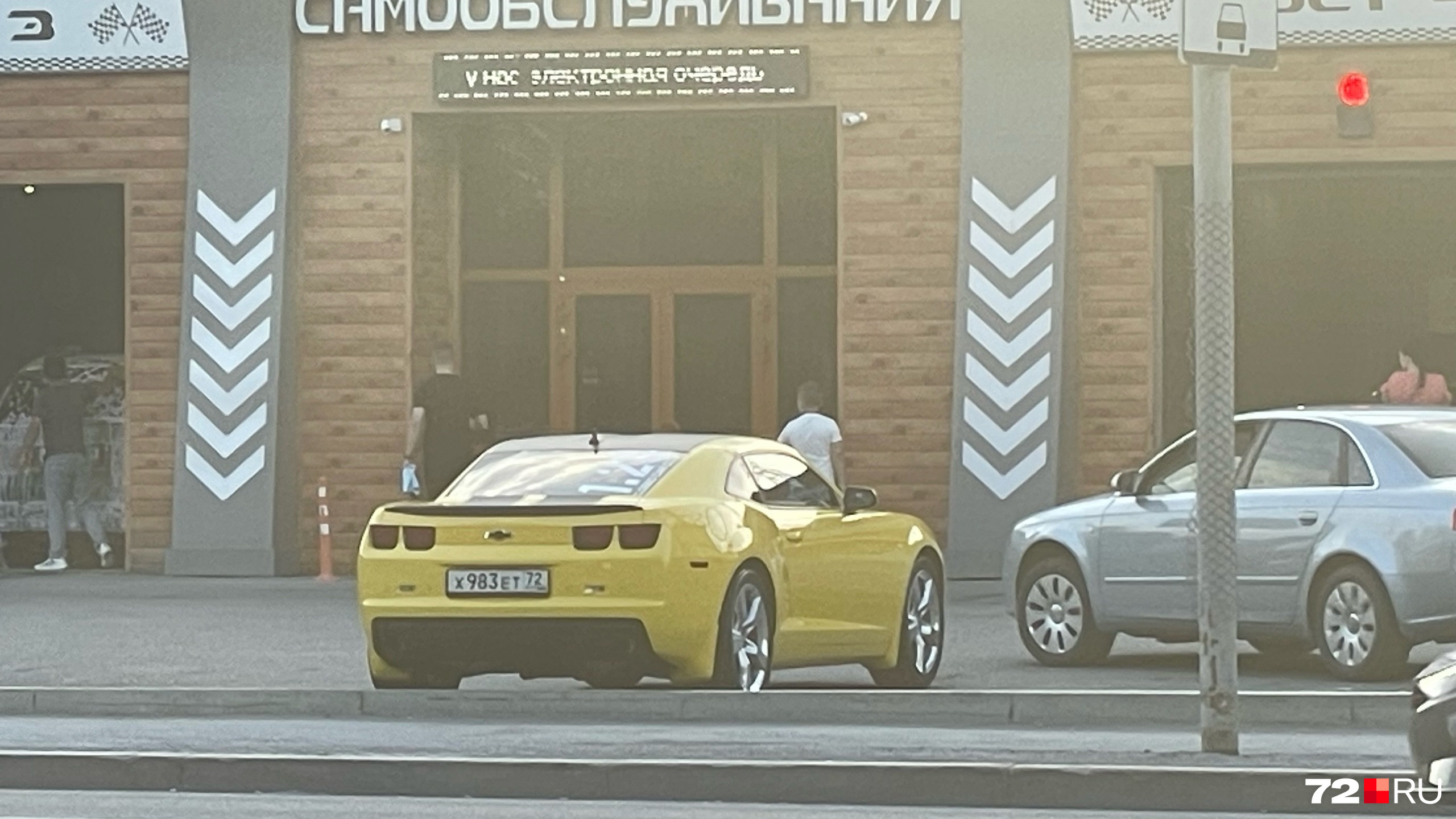 Первый автомобиль вы видите на заглавной фотографии. Эту машинку привезли помыть Первый автомобиль вы видите на заглавной фотографии. Эту машинку привезли помыть