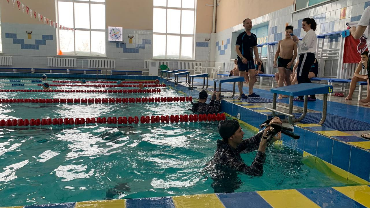 Соревнования для детей по заплывам в камуфляже и с автоматами устроили в городском бассейне. Фото и видео
