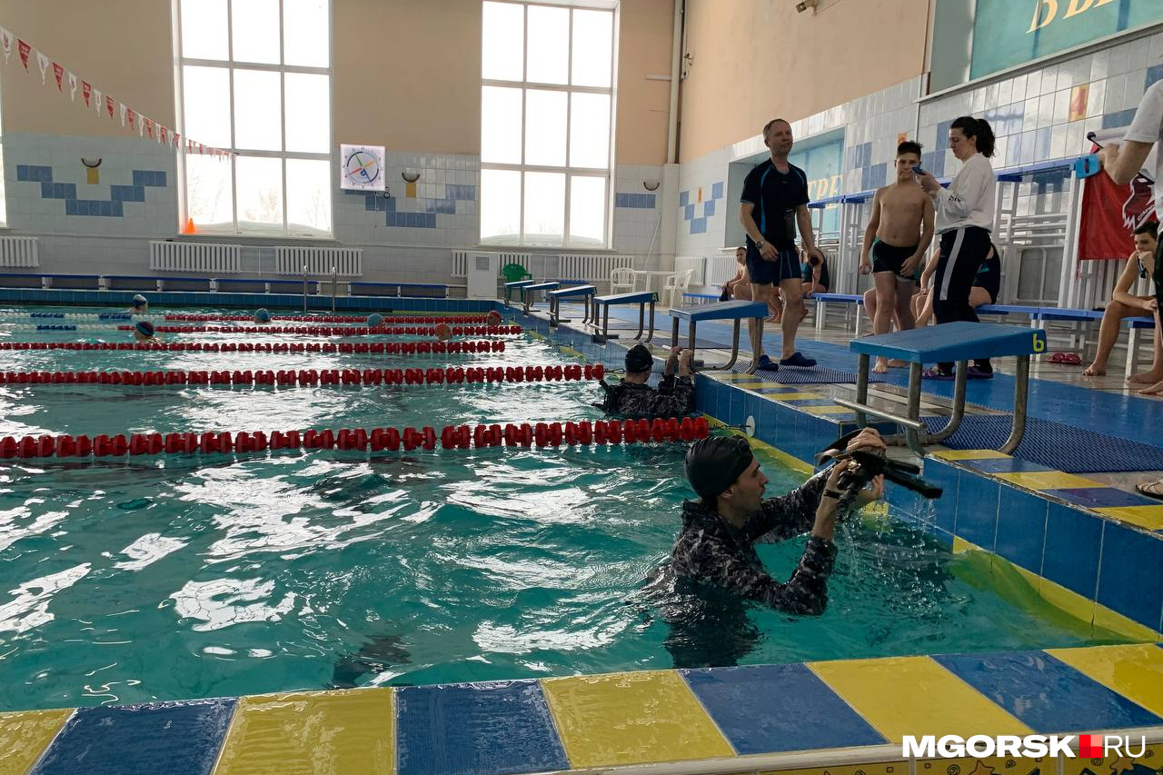 Дети в форме и с автоматами участвовали в соревнованиях в бассейне в  Магнитогорске - 16 февраля 2023 - 74.ru