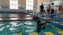 В бассейне Магнитогорска устроили соревнования для детей по заплывам в камуфляже и с автоматами