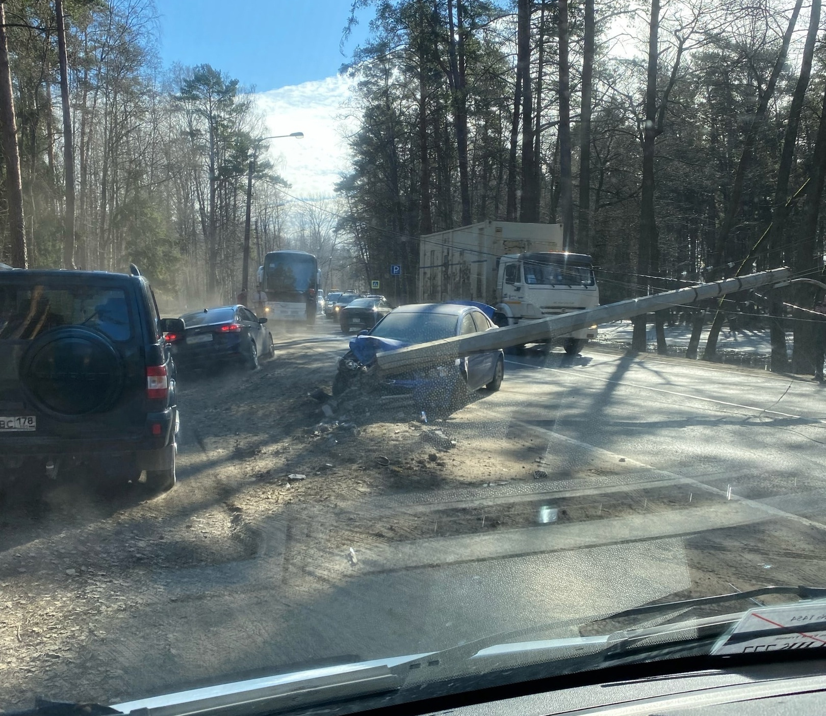 Chevrolet уронил фонарный столб поперек Приморского шоссе