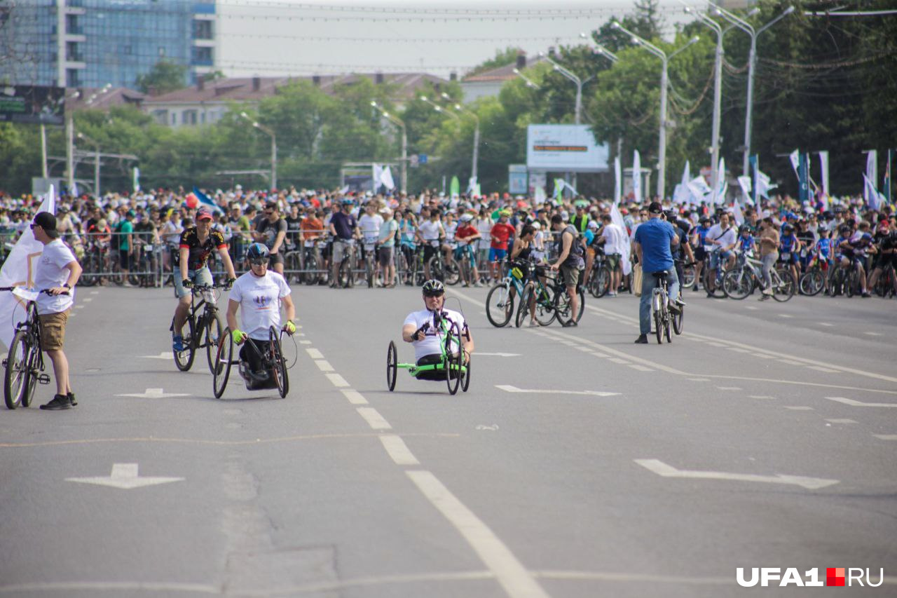 Инвалиды на специально оборудованных велосипедах