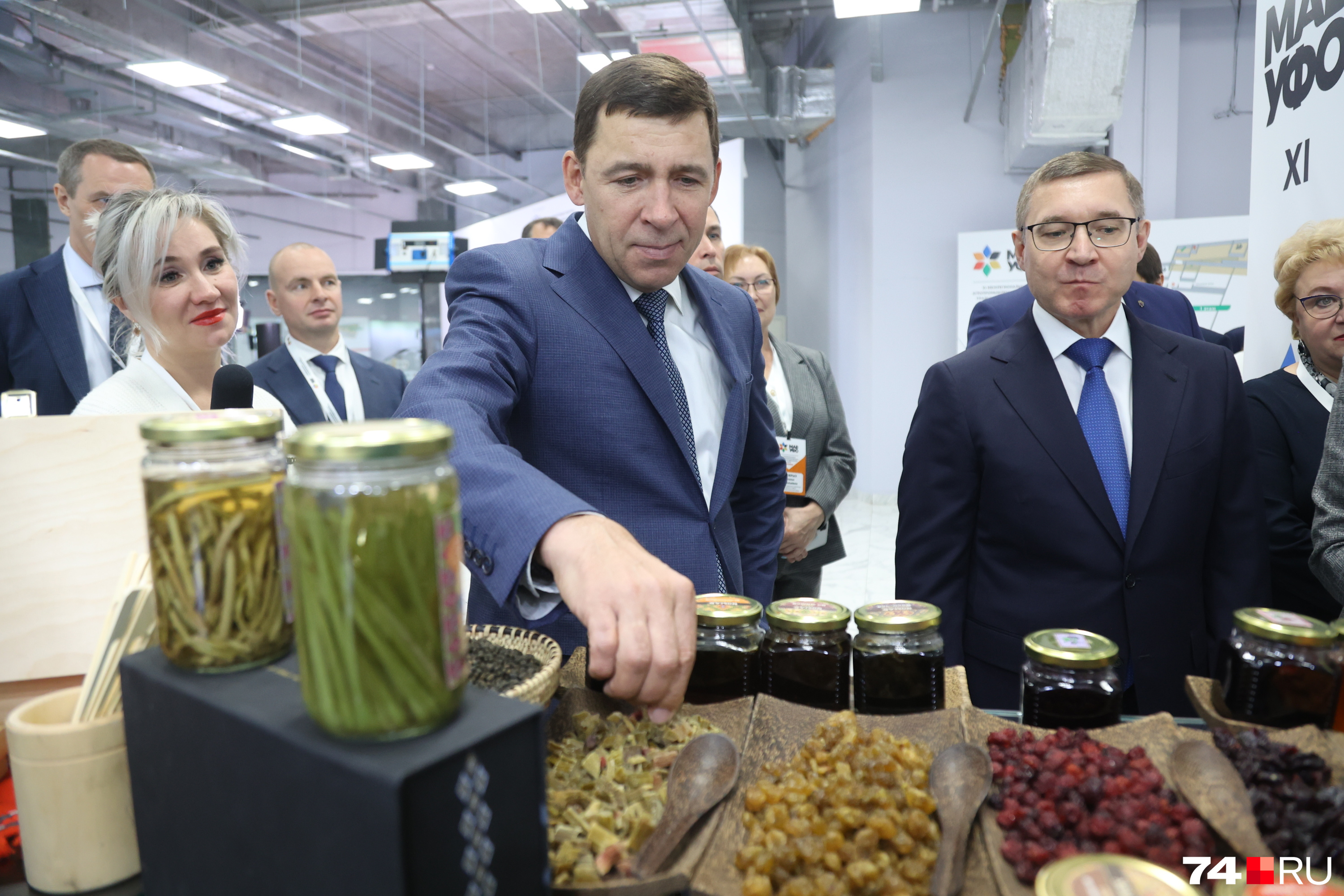 ВИП-гости с интересом изучали прилавки, губернатор Свердловской области Евгений Куйвашев заинтересовался сушеными припасами ВИП-гости с интересом изучали прилавки, губернатор Свердловской области Евгений Куйвашев заинтересовался сушеными припасами