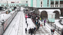 На вокзале Новосибирска собралась толпа из встречающих: все они ждали одного пассажира — фото