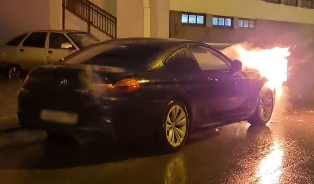 Череда горящих машин в Петербурге: капот BMW превратился в фарш