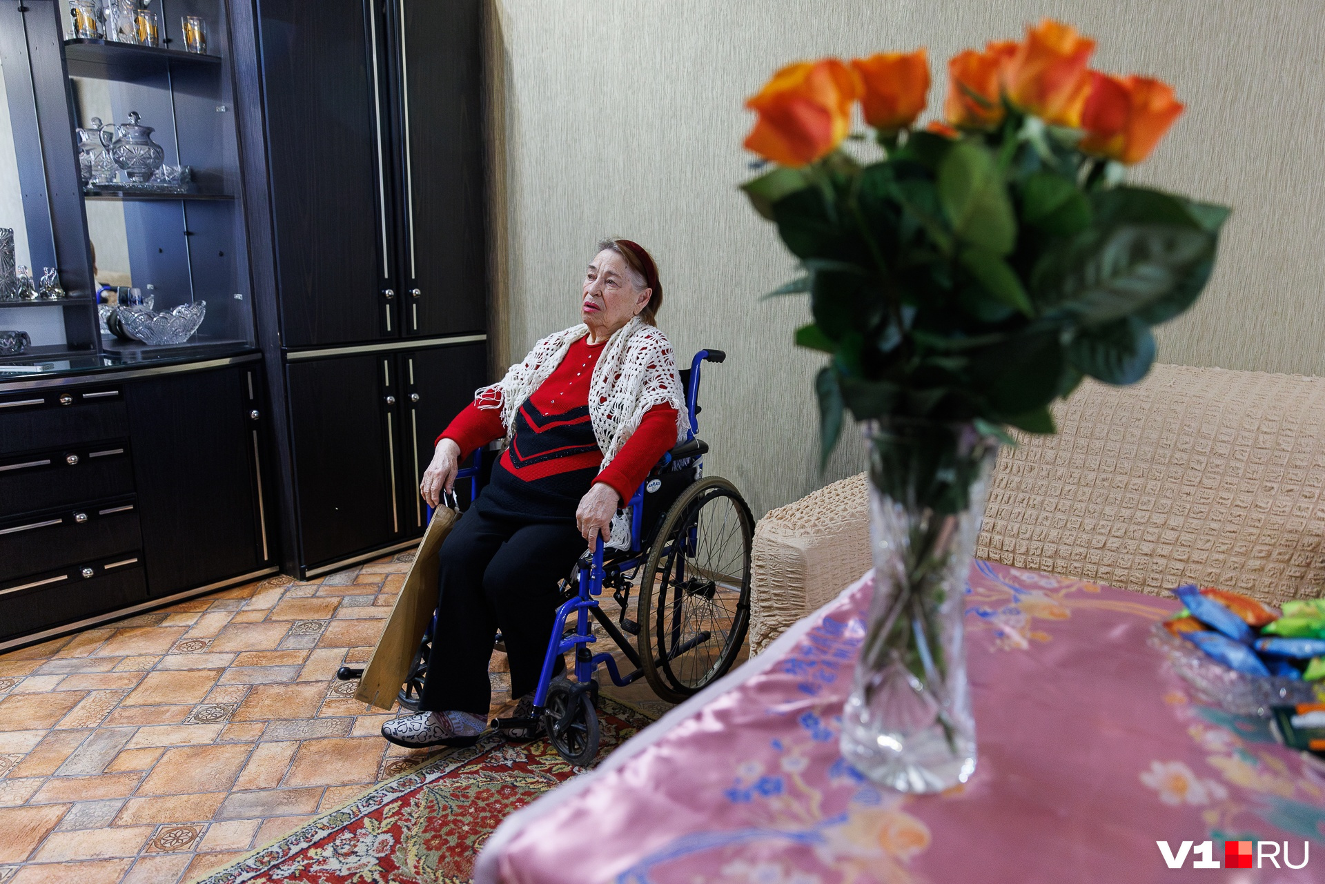 Строгая училка. Руководитель и сотрудник. Начальник ругает. Тяжелый строго. Работодатель и соискатель.