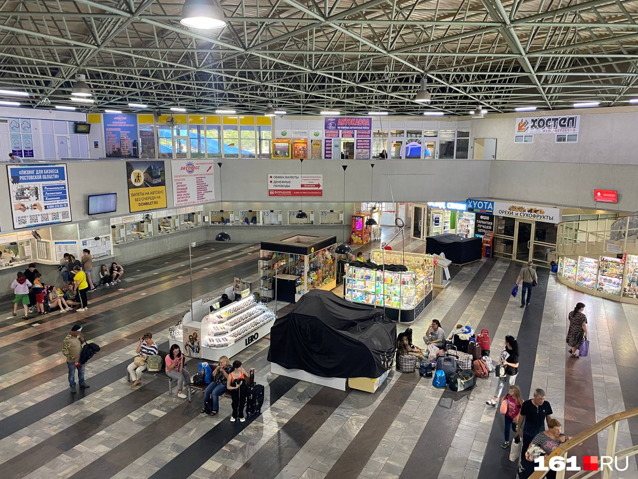 Люди в ожидании транспорта Люди в ожидании транспорта