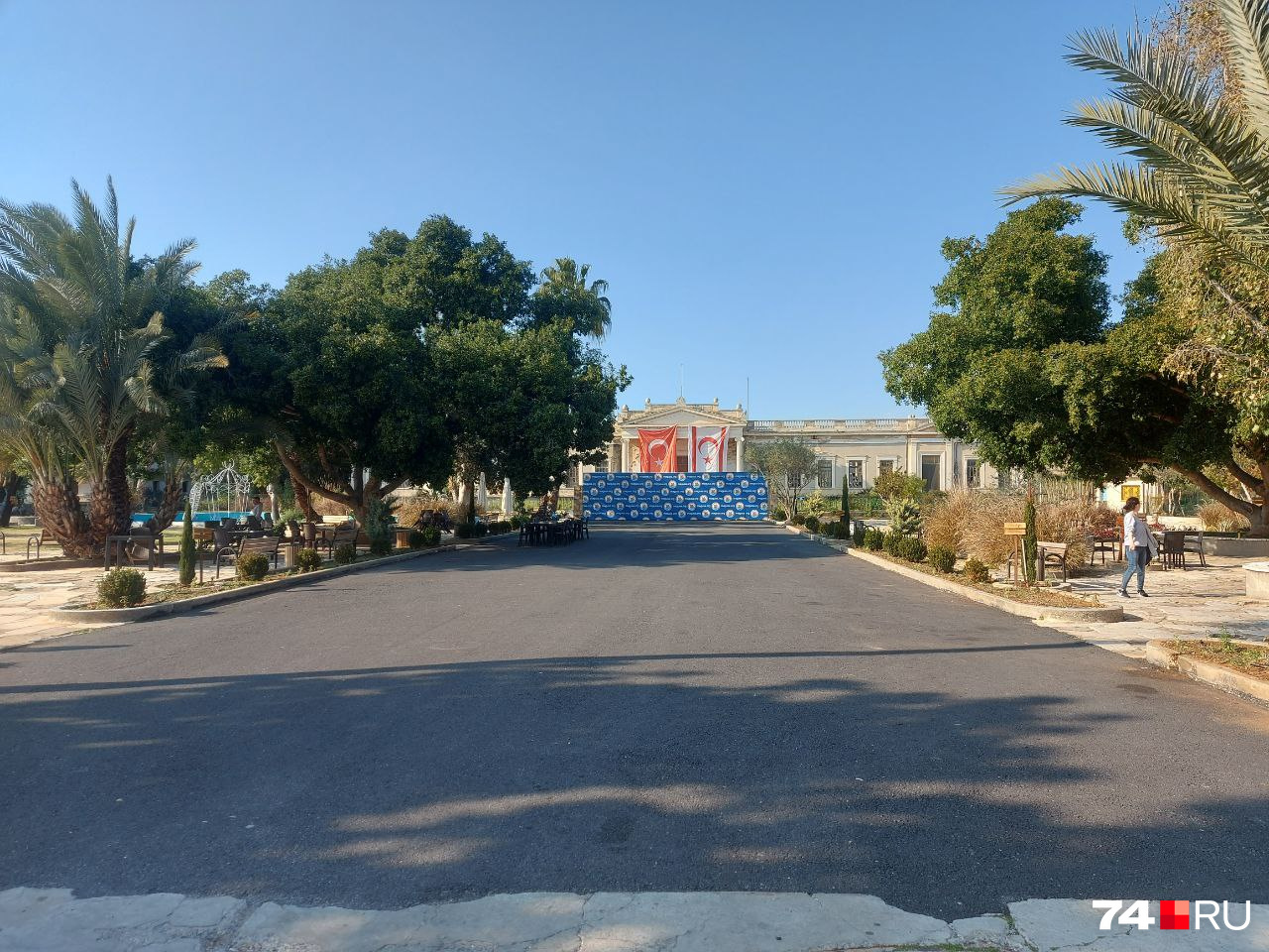 Административное здание — с двумя флагами: Турецкой Республики и Турецкой Республики Северного Кипра