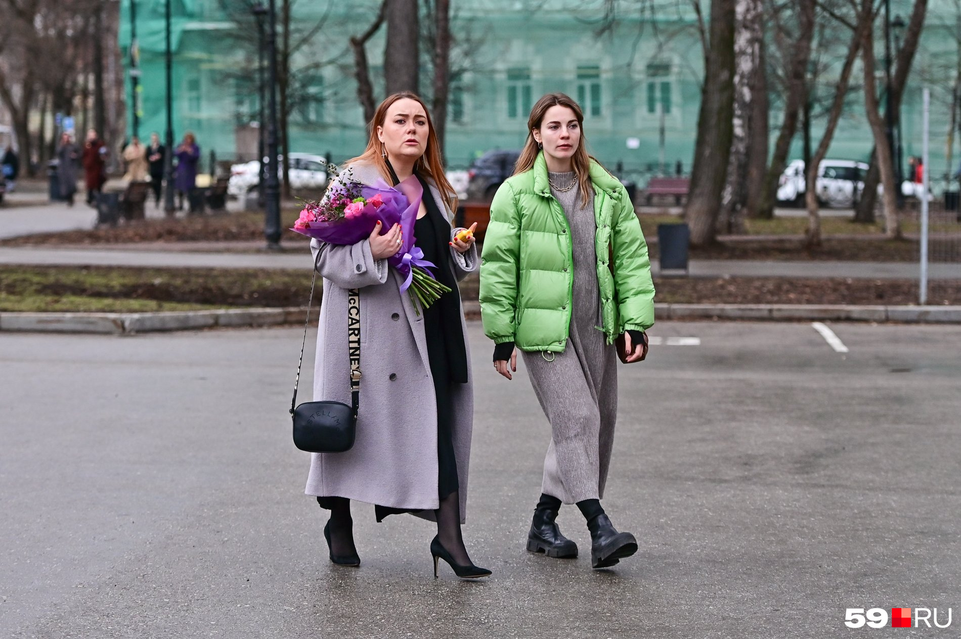 Зрители несут букеты Зрители несут букеты