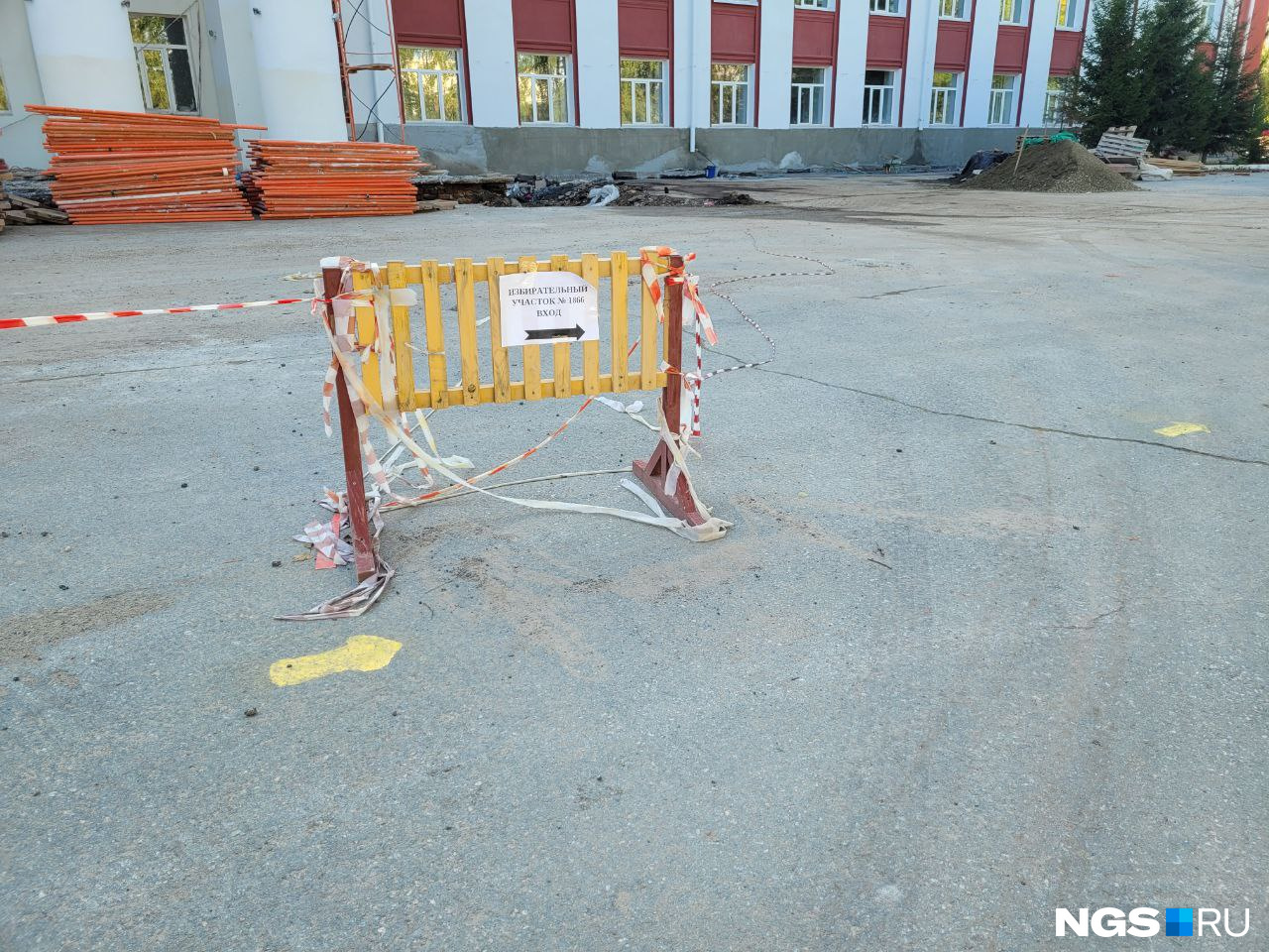 Журналисту НГС пришлось немного походить по указателям, до участка она добралась Журналисту НГС пришлось немного походить по указателям, до участка она добралась