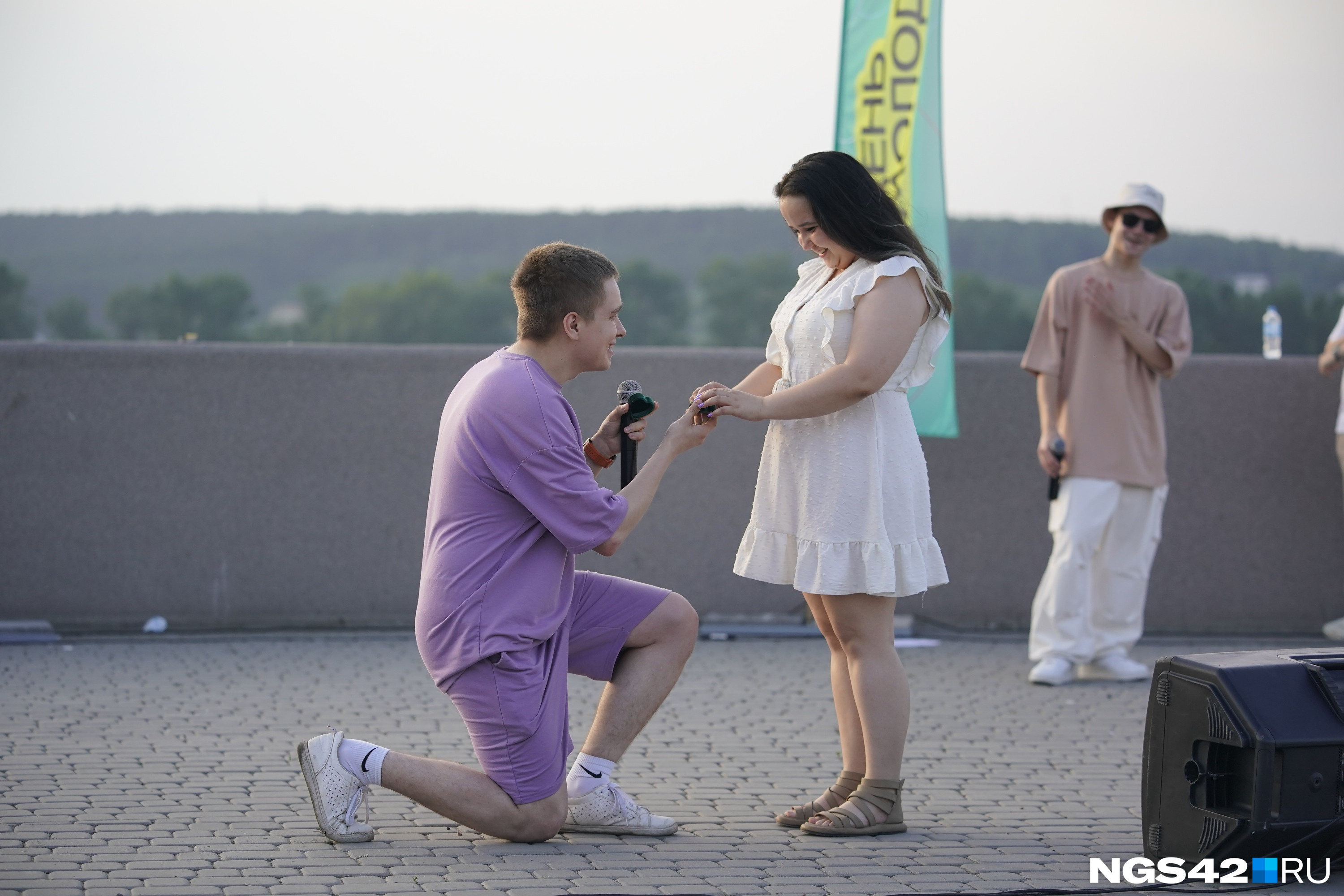 «Выходи за меня замуж!»: татуировки, танцы, купания в Томи — фоторепортаж Дня молодежи в Кемерове