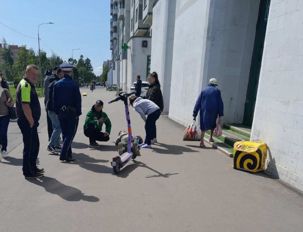 Самокатчик сбил женщину на Богатырском проспекте в Петербурге, фото ДТП - 5  июня 2023 - ФОНТАНКА.ру