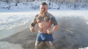 На сапах и в прорубь: отчаянные новосибирцы прыгают в воду в -34 градуса — холодный фоторепортаж