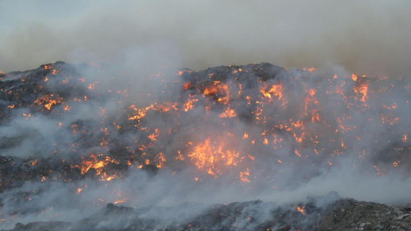 Языки пламени и черный столб дыма: как тушили пожар на свалке у Хилокского рынка — фоторепортаж