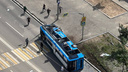 «Два хлопка было». На востоке Москвы электробус снес столб и перевернулся: видео