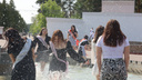 Последние звонки — фонтан эмоций. Смотрим, как оторвались старшеклассницы в Челябинске