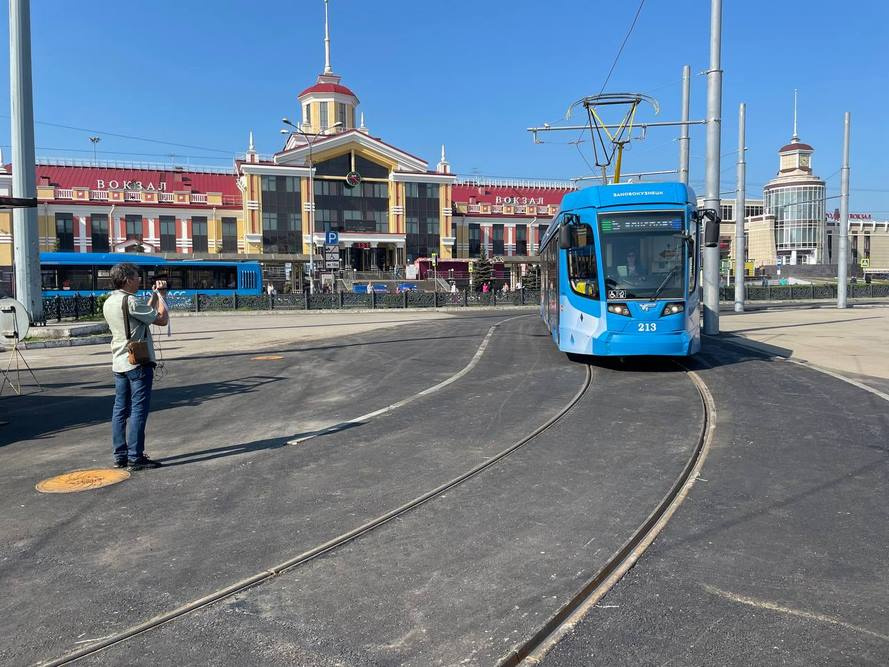 В Новокузнецке запустили трамваи до Привокзальной площади — на месте бывшей парковки построили разворотное кольцо
