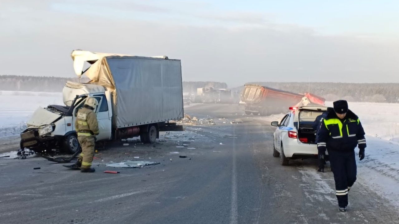 Участок трассы от Екатеринбурга до Тюмени перекрыли из-за массового ДТП