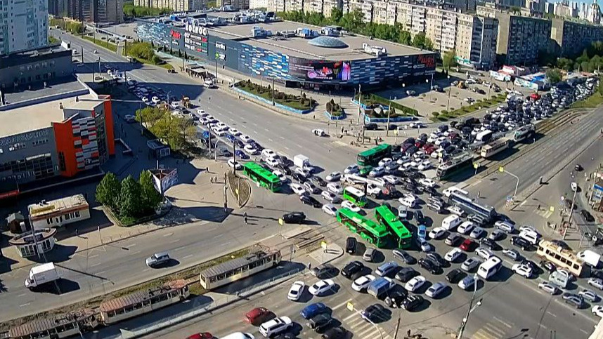 На оживленном перекрестке в Челябинске случился транспортный хаос. Посмотрите видео, это как игра в тетрис
