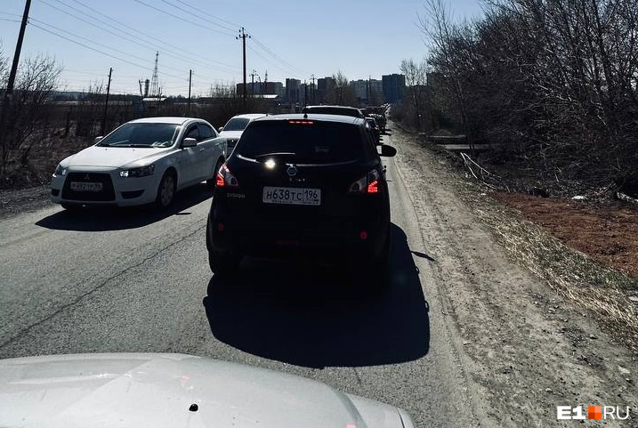 «Стоим уже час!» В Екатеринбурге водители застряли в километровых пробках из-за перекрытия