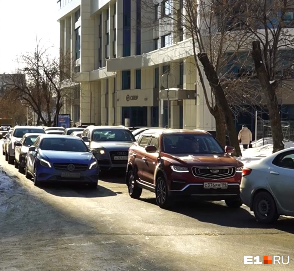 Привыкайте! Элитный квартал в центре Екатеринбурга застрял в пробках до осени