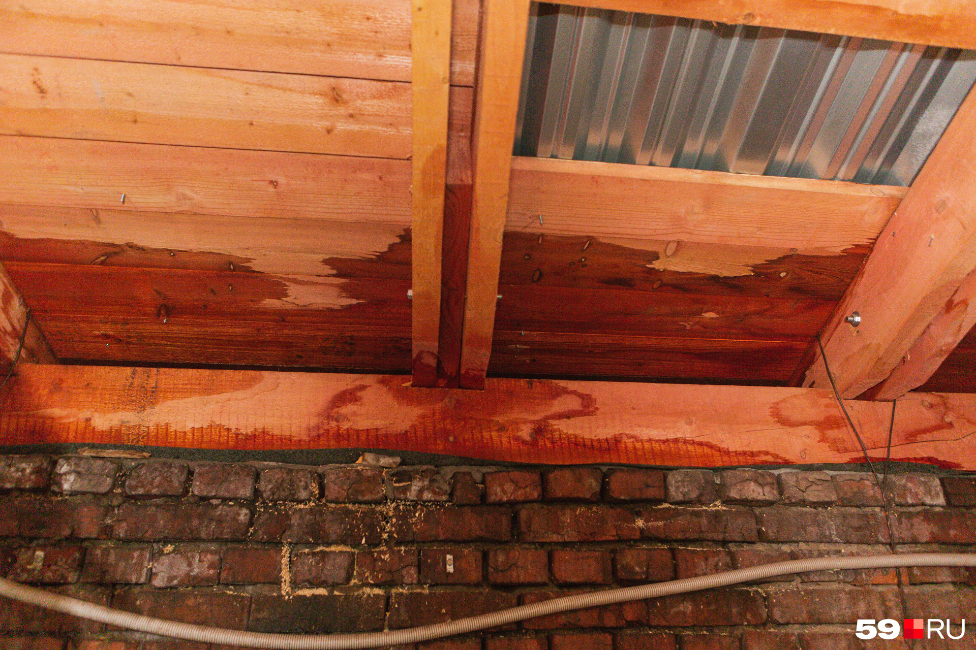 А это фото с чердака дома — здесь видно воду, просочившуюся с крыши