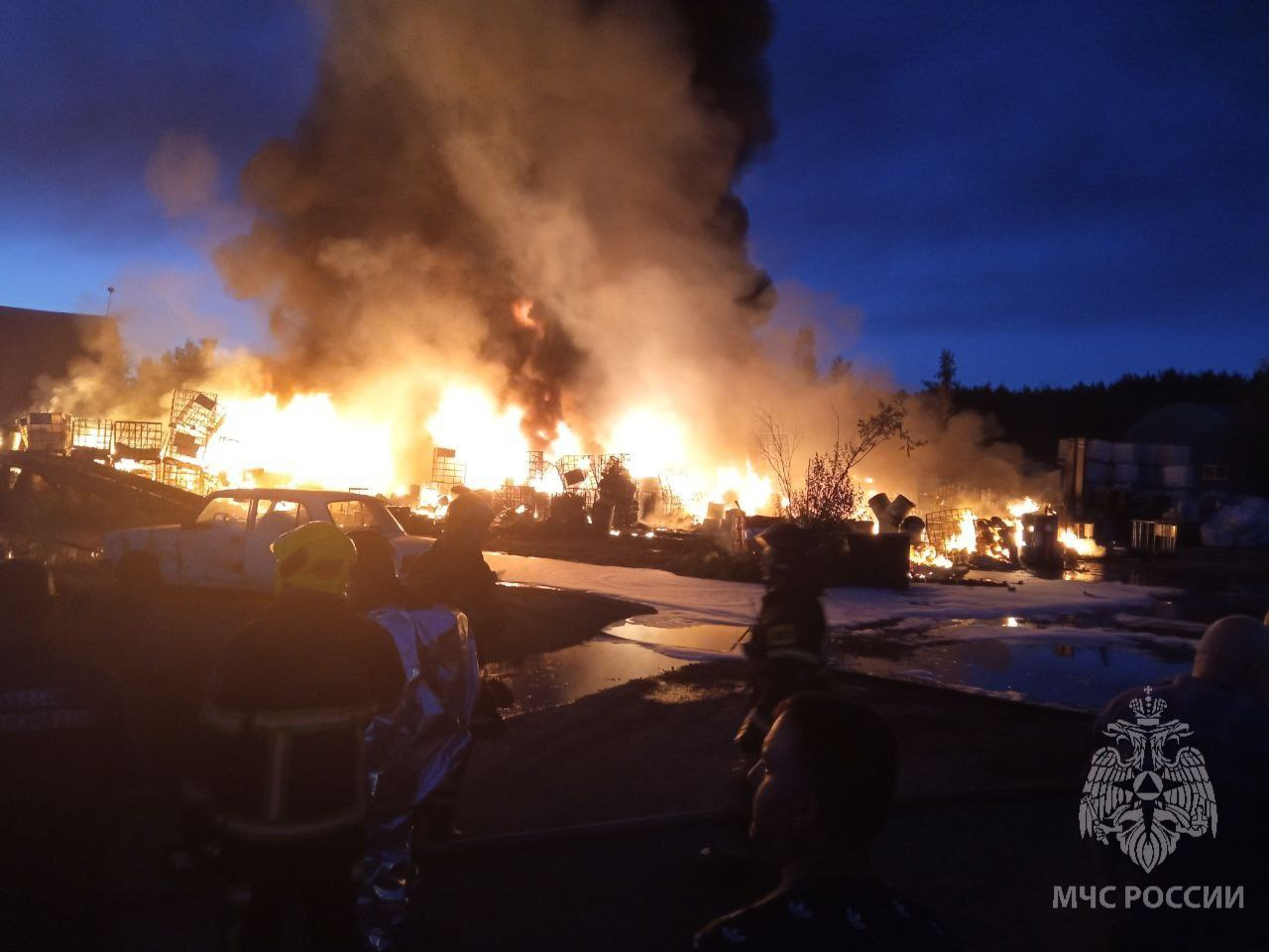 В Нижнем Новгороде сгорела дотла площадка по утилизации отходов — видео