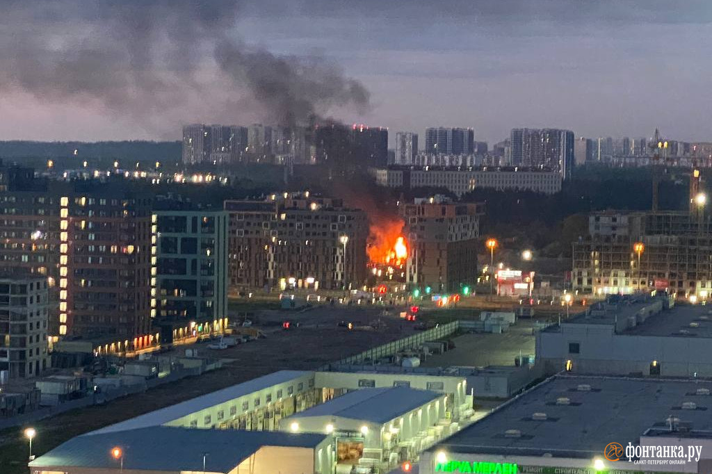 На севере Петербурга новый пожар, в паре километров от полыхающего склада
