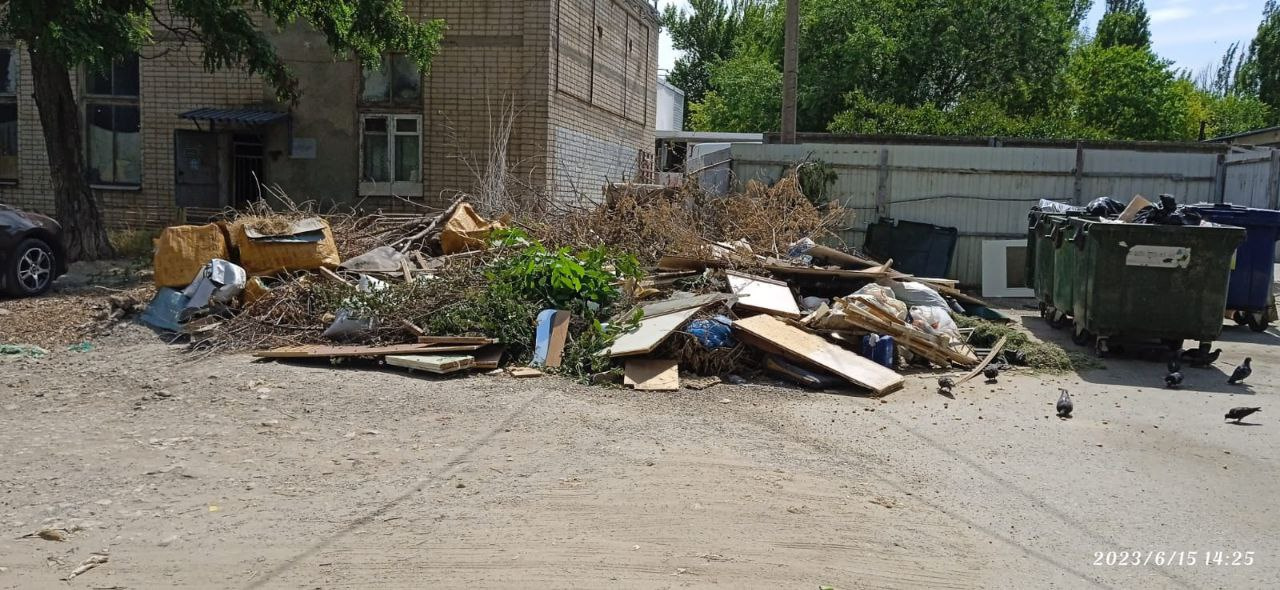 Мусор выходит за пределы площадок Мусор выходит за пределы площадок