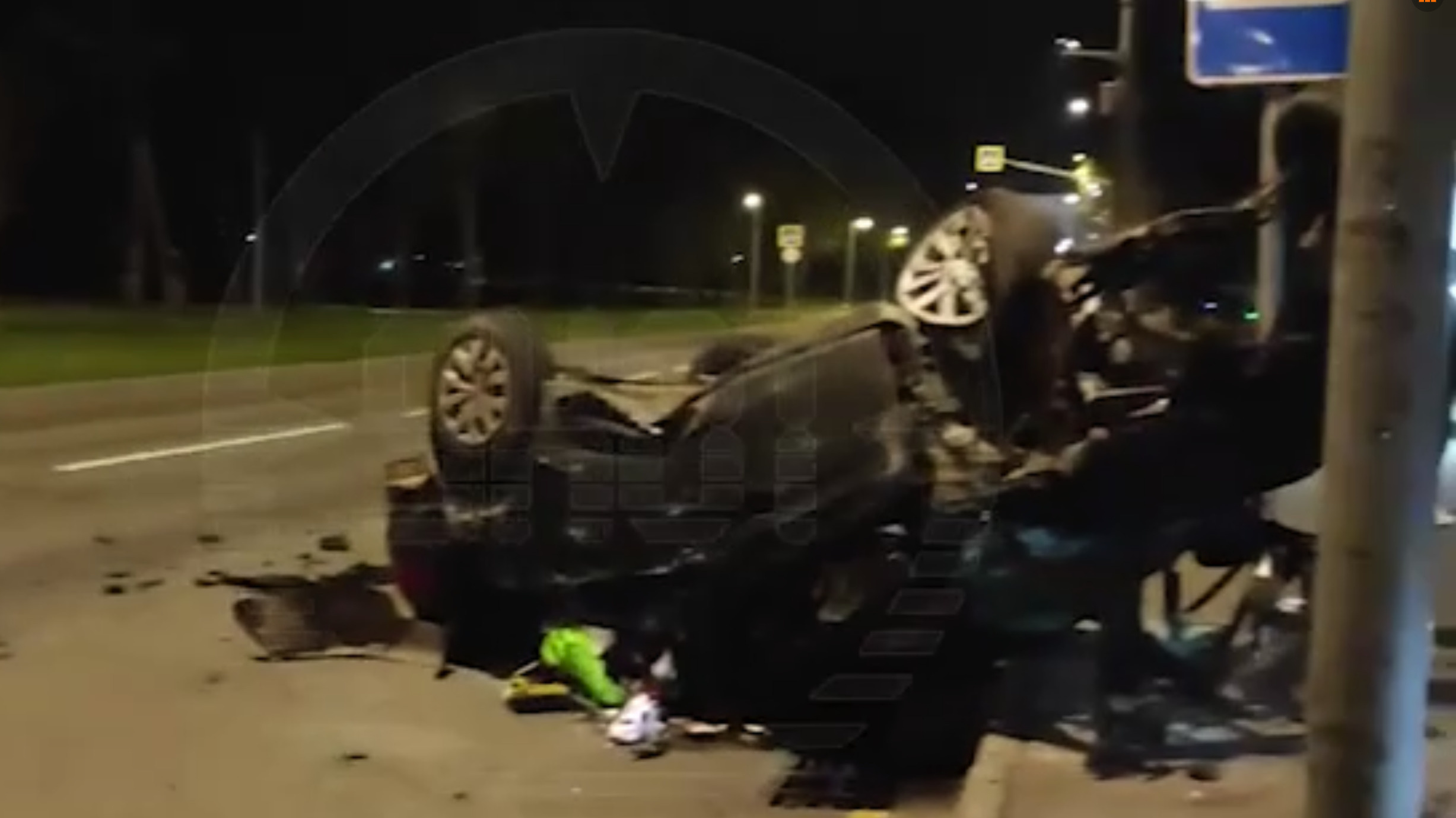 От удара оторвало двигатель. Три человека пострадали в жестком ДТП в Москве