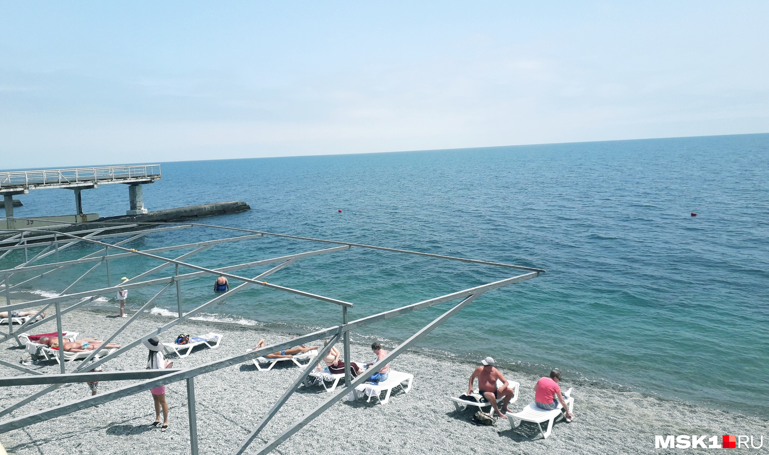 Еще не все крымские пляжи полностью готовы к приему туристов — на многих не натянуты тенты, не сдается в прокат пляжный инвентарь