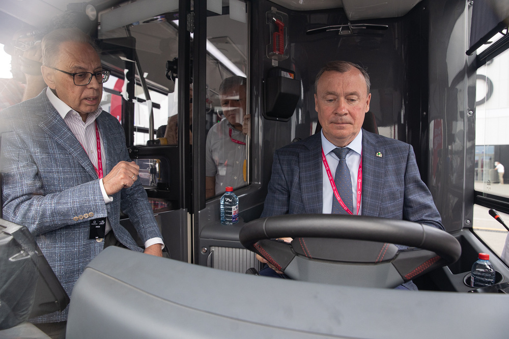 Мэр Алексей Орлов за рулем троллейбуса на «Иннопроме»