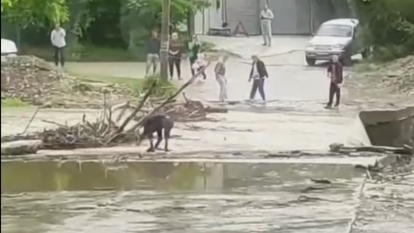 В Сочи в микрорайоне Мацеста река затопила мост к СНТ
