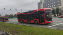 «Отвалились "рога"»: в Челябинске на третий день после запуска встал новый троллейбус