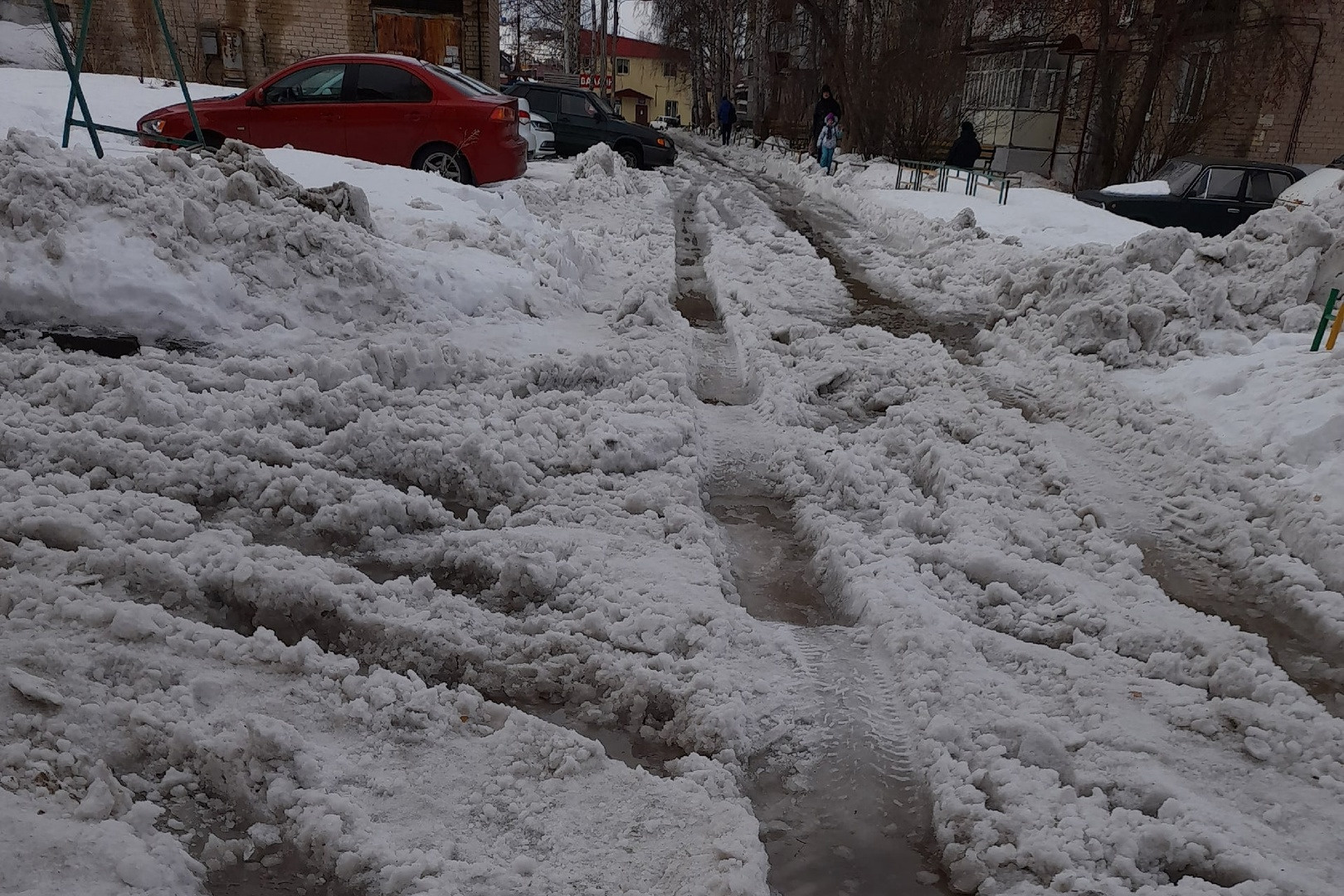 Во дворах многоквартирных домов обстановка не лучше Во дворах многоквартирных домов обстановка не лучше