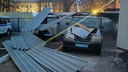 На Южном Урале шквалистый ветер сорвал металлические листы с крыши и обрушил их на полицейские машины