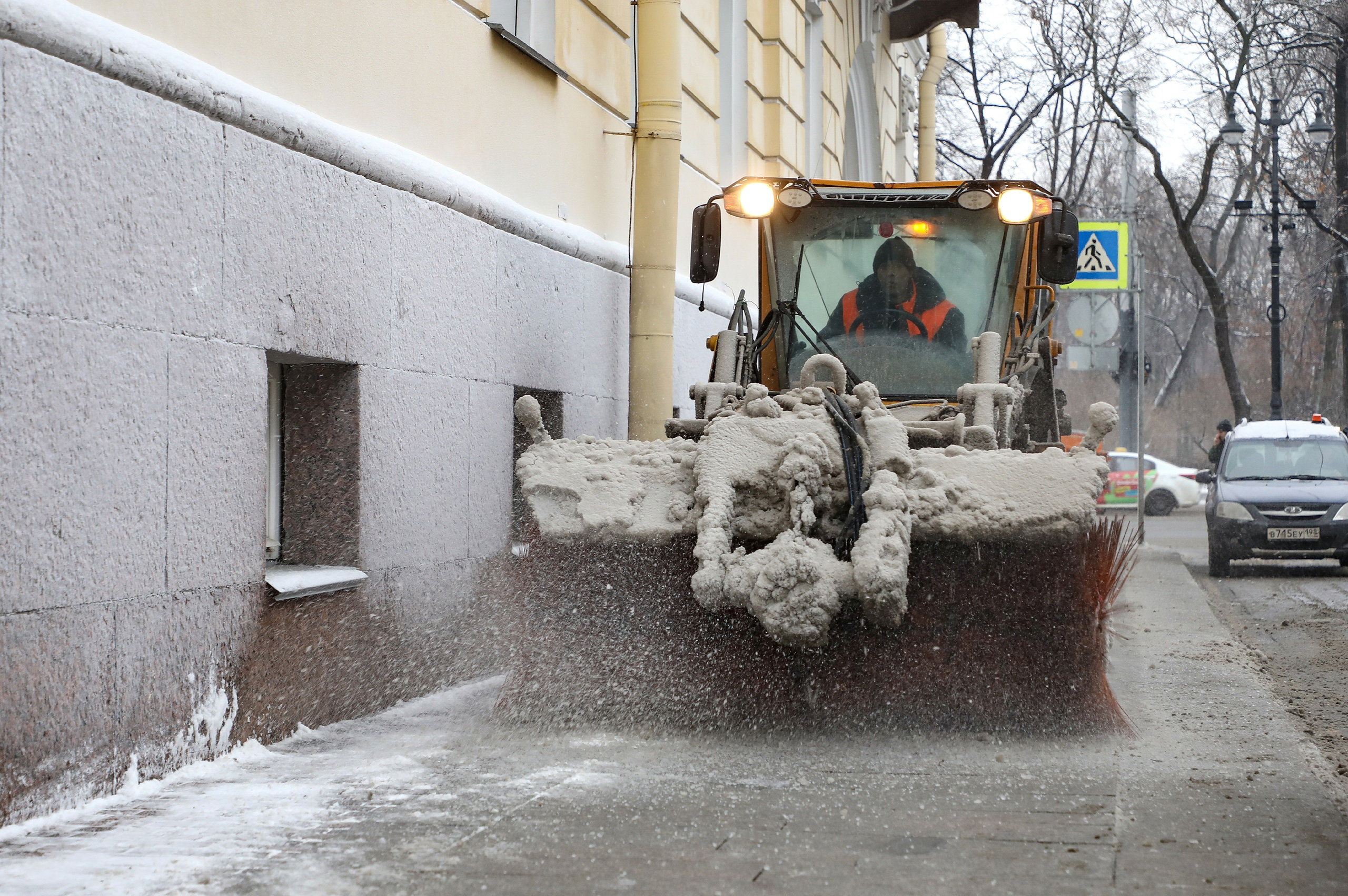 Похолодание после оттепели заставило дорожников просолить улицы Петербурга