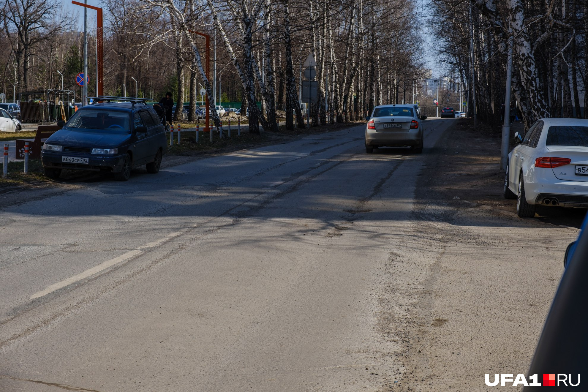 В асфальте продавлена колея