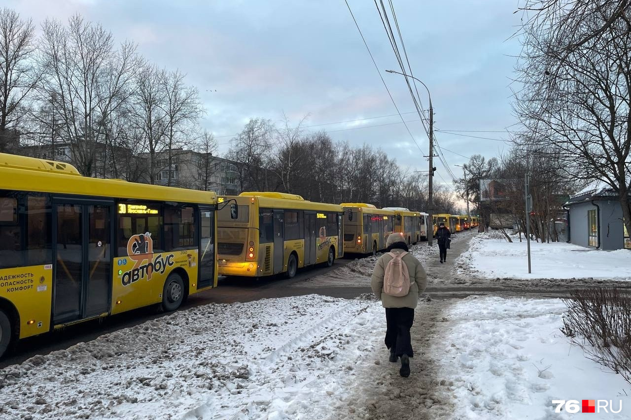 Полтора часа доехать не можем»: движение за Волгой парализовало в сторону  центра. Почему | 29.11.2023 | Ярославль - БезФормата