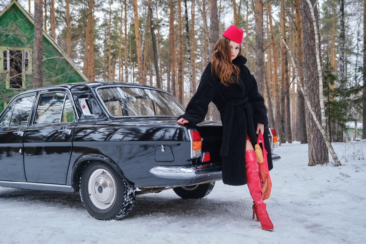 Красотка-модель из Екатеринбурга устроила роскошную фотосессию в «русском» стиле