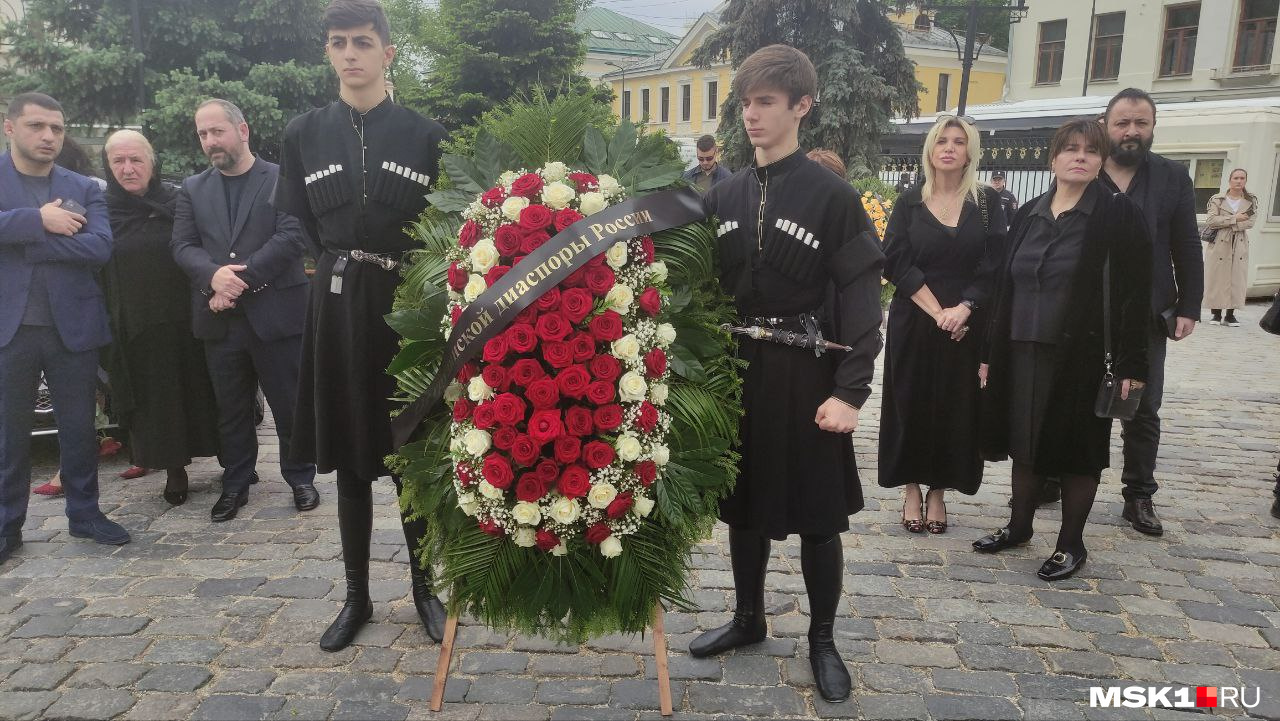 На церемонию прощания пришли представители грузинской диаспоры На церемонию прощания пришли представители грузинской диаспоры