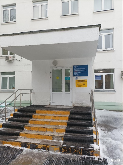 Фасад, может, и неказистый, зато специалисты прекрасные